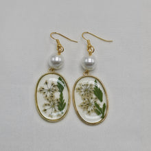 Load image into Gallery viewer, Pressed Flower Earrings
