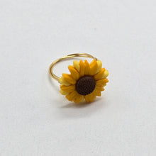 Load image into Gallery viewer, Button Sunflower Ring
