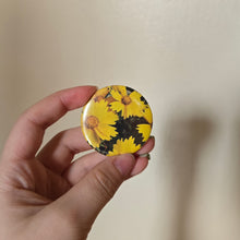 Load image into Gallery viewer, Flowers Button Pin
