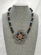 Load image into Gallery viewer, Flower Necklace
