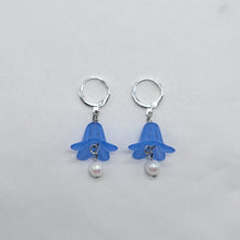 Load image into Gallery viewer, Frosted Flower Earrings
