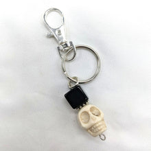 Load image into Gallery viewer, Skull with Top Hat Key Chain
